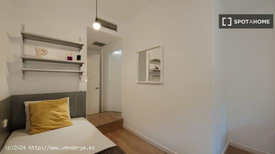 Habitación en piso compartido en barcelona. - BARCELONA