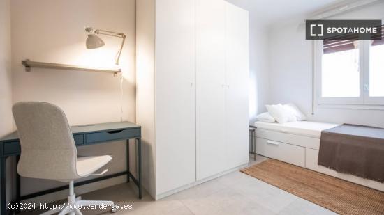 Habitación en piso compartido en barcelona. - BARCELONA