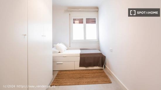 Habitación en piso compartido en barcelona. - BARCELONA