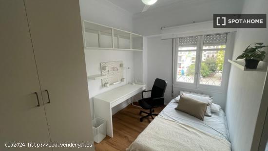 Se alquilan habitaciones en un apartamento de 4 dormitorios en Ciutat Vella - VALENCIA