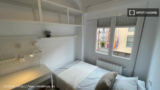 Se alquilan habitaciones en un apartamento de 4 dormitorios en Ciutat Vella - VALENCIA