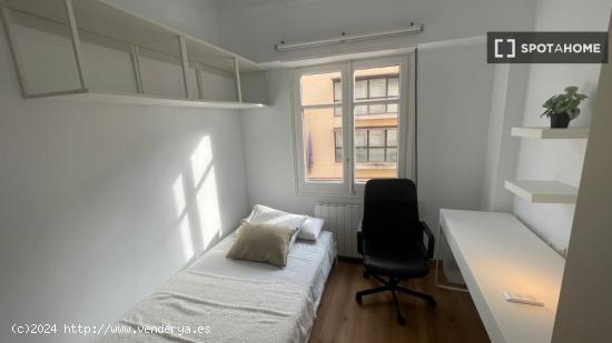 Se alquilan habitaciones en un apartamento de 4 dormitorios en Ciutat Vella - VALENCIA