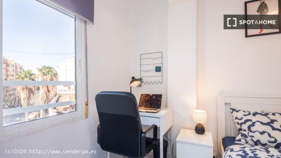 Se alquila habitación en apartamento de 3 dormitorios en La Saïdia, Valencia - VALENCIA