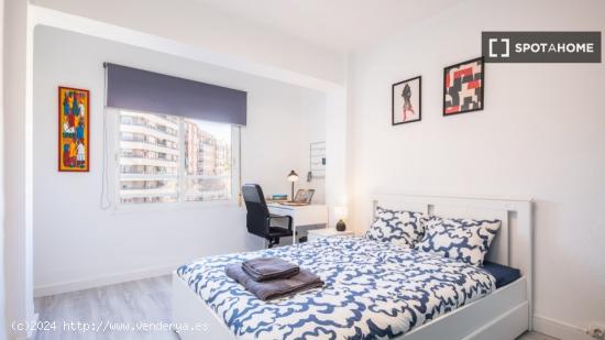 Se alquila habitación en apartamento de 3 dormitorios en La Saïdia, Valencia - VALENCIA