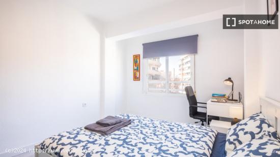 Se alquila habitación en apartamento de 3 dormitorios en La Saïdia, Valencia - VALENCIA