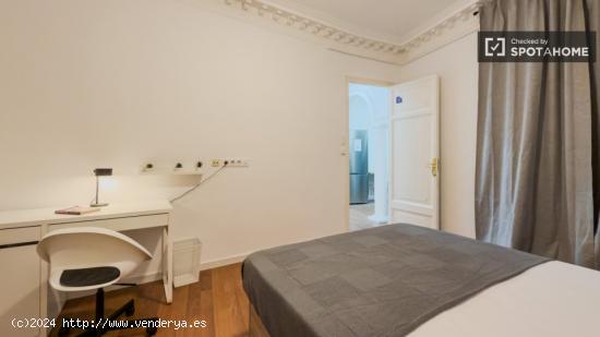 Se alquila habitación en piso de 7 habitaciones en Barcelona - BARCELONA