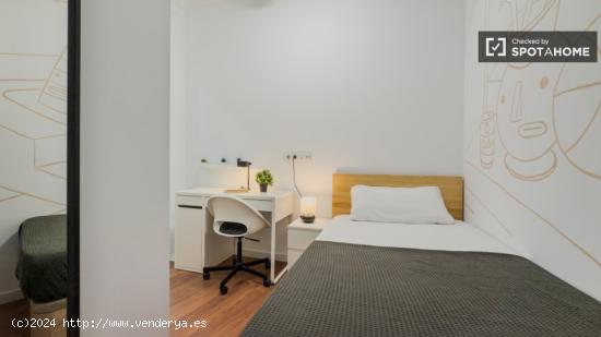 Se alquila habitación en piso de 7 habitaciones en Barcelona - BARCELONA