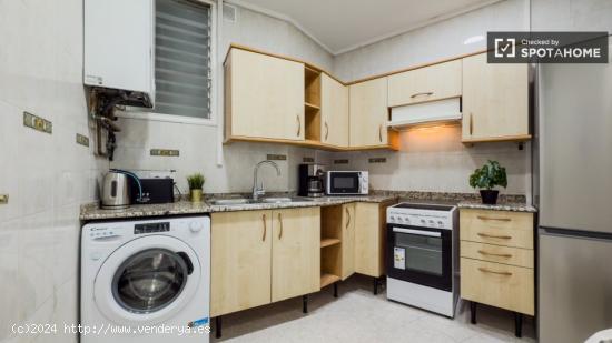 Se alquila habitación en piso de 7 habitaciones en Barcelona - BARCELONA