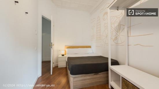 Se alquila habitación en piso de 7 habitaciones en Barcelona - BARCELONA