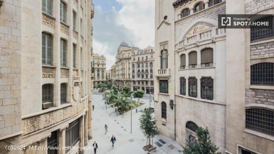 Se alquila habitación en piso de 7 habitaciones en Barcelona - BARCELONA