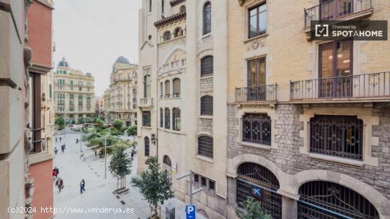 Se alquila habitación en piso de 7 habitaciones en Barcelona - BARCELONA