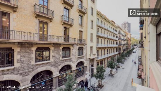 Se alquila habitación en piso de 7 habitaciones en Barcelona - BARCELONA