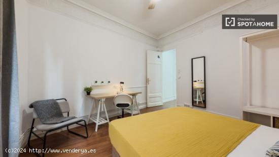 Se alquila habitación en piso de 7 habitaciones en Barcelona - BARCELONA