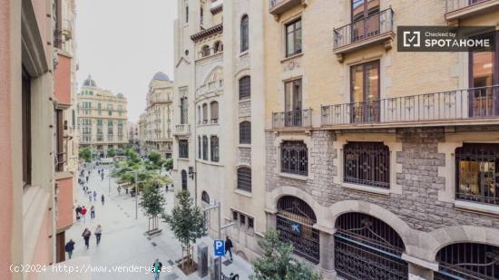 Se alquila habitación en piso de 7 habitaciones en Barcelona - BARCELONA