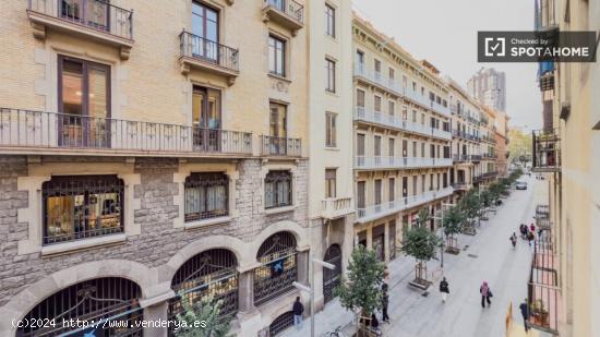 Se alquila habitación en piso de 7 habitaciones en Barcelona - BARCELONA