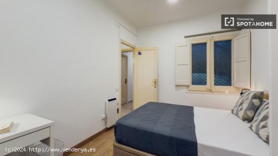 Se alquila habitación en piso de 5 habitaciones en L'Hospitalet De Llobregat - BARCELONA