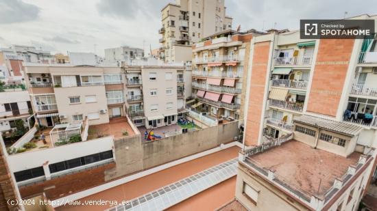 Se alquila habitación en piso de 5 habitaciones en L'Hospitalet De Llobregat - BARCELONA