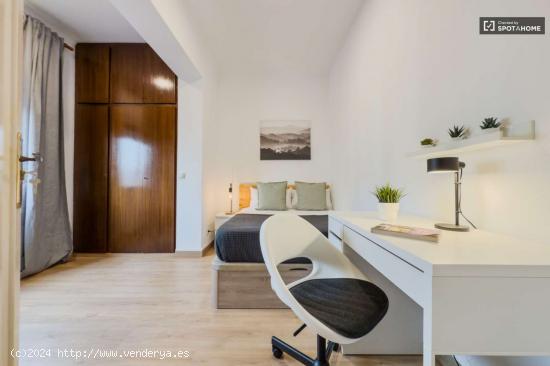  Se alquila habitación en piso de 5 habitaciones en L'Hospitalet De Llobregat - BARCELONA 