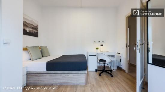 Se alquila habitación en piso de 5 habitaciones en L'Hospitalet De Llobregat - BARCELONA