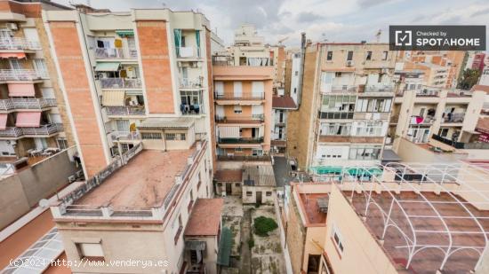 Se alquila habitación en piso de 5 habitaciones en L'Hospitalet De Llobregat - BARCELONA