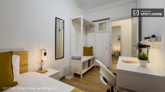 Se alquila habitación en piso de 5 habitaciones en L'Hospitalet De Llobregat - BARCELONA