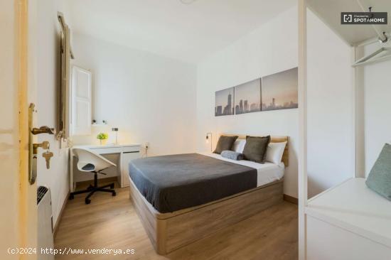  Se alquila habitación en piso de 5 habitaciones en L'Hospitalet De Llobregat - BARCELONA 