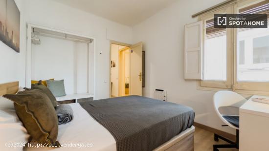 Se alquila habitación en piso de 5 habitaciones en L'Hospitalet De Llobregat - BARCELONA