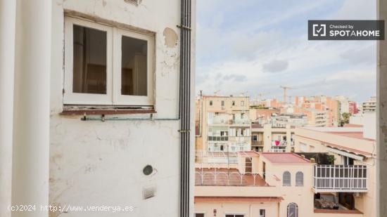 Se alquila habitación en piso de 5 habitaciones en L'Hospitalet De Llobregat - BARCELONA