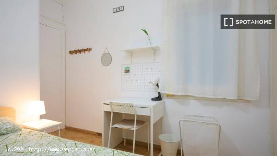 Habitación en piso compartido en barcelona. - BARCELONA