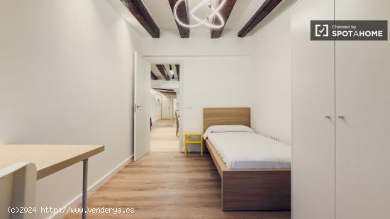 Se alquilan habitaciones en un apartamento de 3 dormitorios en Ciutat Vella - BARCELONA