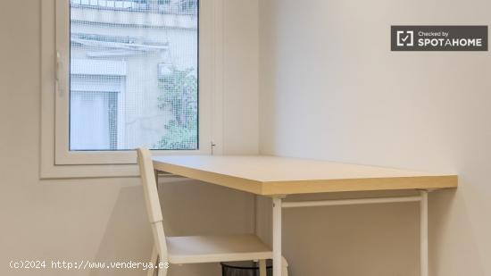 Se alquilan habitaciones en un apartamento de 3 dormitorios en Ciutat Vella - BARCELONA