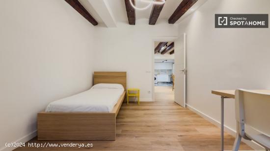 Se alquilan habitaciones en un apartamento de 3 dormitorios en Ciutat Vella - BARCELONA