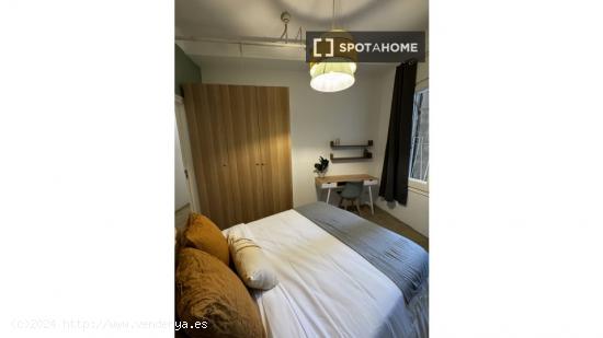 Se alquila habitación en piso de 10 habitaciones en Barcelona - BARCELONA