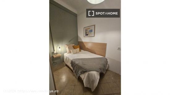 Se alquila habitación en piso de 10 habitaciones en Barcelona - BARCELONA