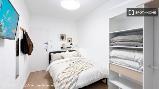 Habitaciones en alquiler en apartamento de 5 habitaciones en Pueblo Nuevo - MADRID