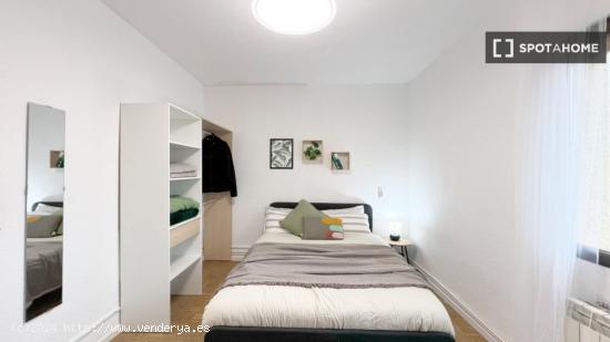 Habitaciones en alquiler en apartamento de 5 habitaciones en Pueblo Nuevo - MADRID