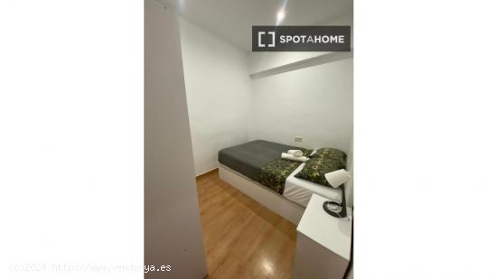 Habitación en piso compartido en barcelona. - BARCELONA