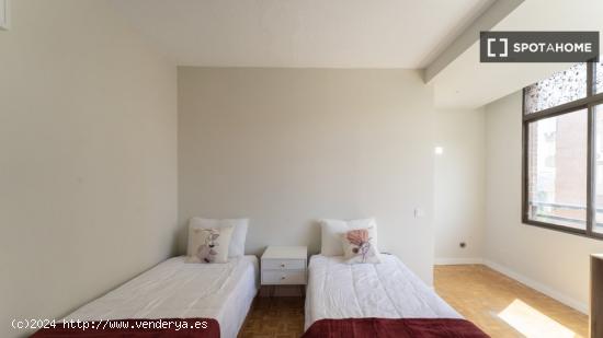 Alquiler de habitaciones en apartamento de 5 dormitorios en Cuatro Caminos - MADRID