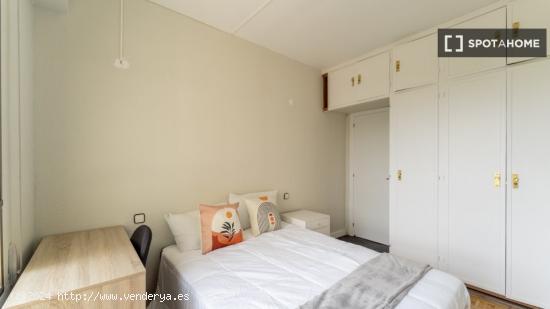 Alquiler de habitaciones en apartamento de 5 dormitorios en Cuatro Caminos - MADRID