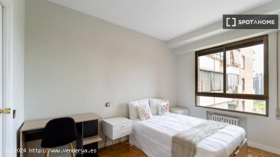 Alquiler de habitaciones en apartamento de 5 dormitorios en Cuatro Caminos - MADRID