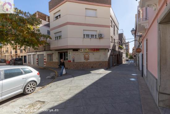 ¡Tu negocio en el corazón de Atarfe! Local comercial en venta con gran escaparate. - GRANADA