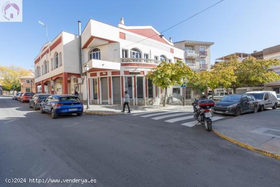 ¡Tu negocio en el corazón de Atarfe! Local comercial en venta con gran escaparate. - GRANADA