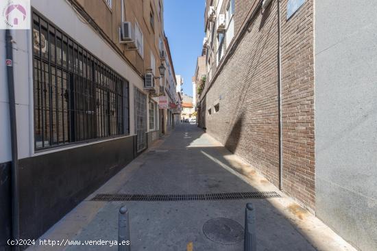 ¡Tu negocio en el corazón de Atarfe! Local comercial en venta con gran escaparate. - GRANADA