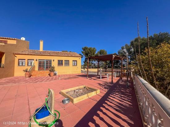 Encantador chalet independiente ubicado en una zona tranquila de Alfaz del Pi - ALICANTE