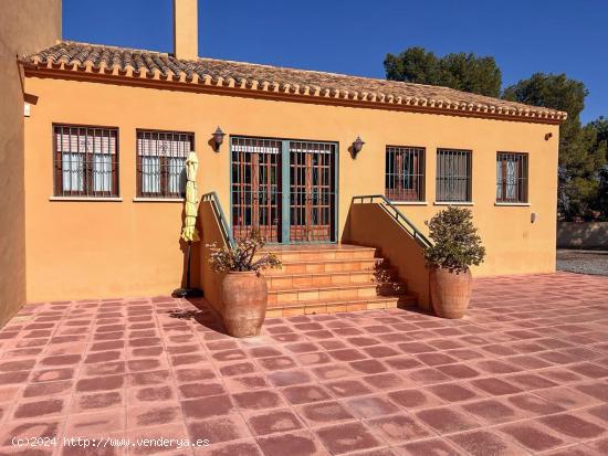 Encantador chalet independiente ubicado en una zona tranquila de Alfaz del Pi - ALICANTE