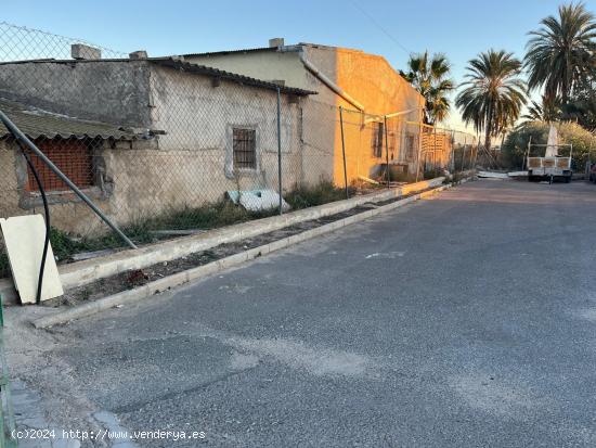 Se venden 2 plantas bajas con entrada independiente y una tercera construcción junto Bomberos!!! - 