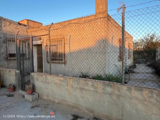 Se venden 2 plantas bajas con entrada independiente y una tercera construcción junto Bomberos!!! - 