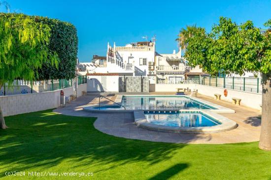 ADOSADO CON PISCINA COMUNITARIA Y SOLÁRIUM CON VISTAS DESPEJADAS - ALICANTE