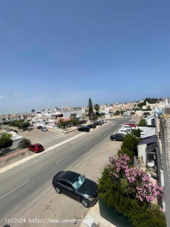 ADOSADO CON PISCINA COMUNITARIA Y SOLÁRIUM CON VISTAS DESPEJADAS - ALICANTE