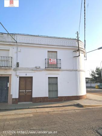 MONTIJO, VENTA VIVIENDA DE ESQUINA, MUY AMPLIA Y LUMINOSA, PARA REFORMAR - BADAJOZ